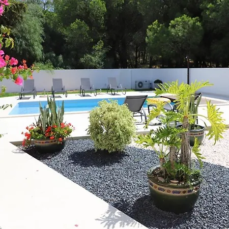 Sleeps 6 Pool Air Con Wifi *