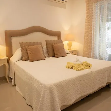 Villa Sleeps 6 Pool Air Con Wifi *
