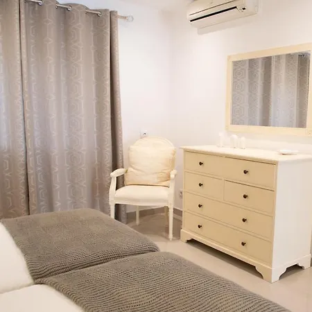 Sleeps 6 Pool Air Con Wifi